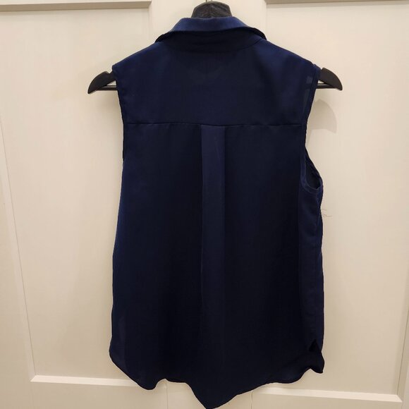 Sleeveless Collared Button Down Blouse - Picture 2 of 3